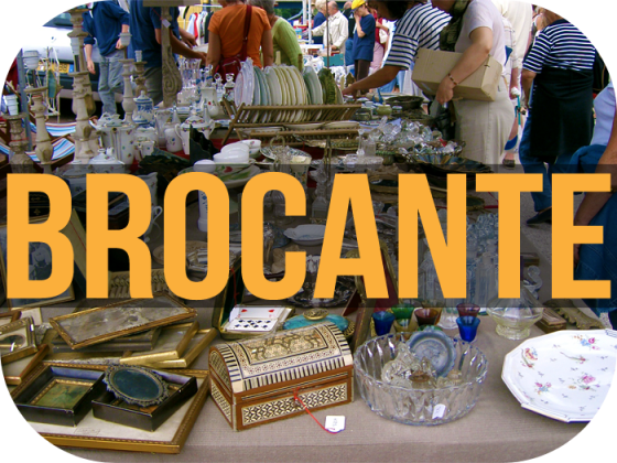 Brocante professionnelle mensuelle au pied du château - Hautefort