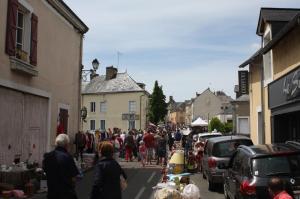 Vide grenier - fête du poulet - Loué