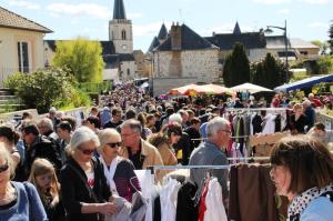 Le plus grand vide grenier de la Mayenne - Montigné-le-Brillant